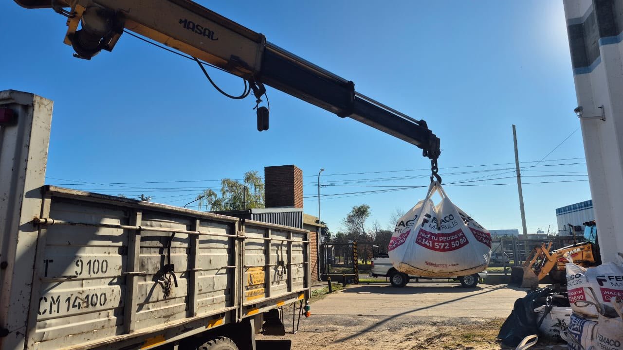 Grúa articulada realizando una maniobra de carga