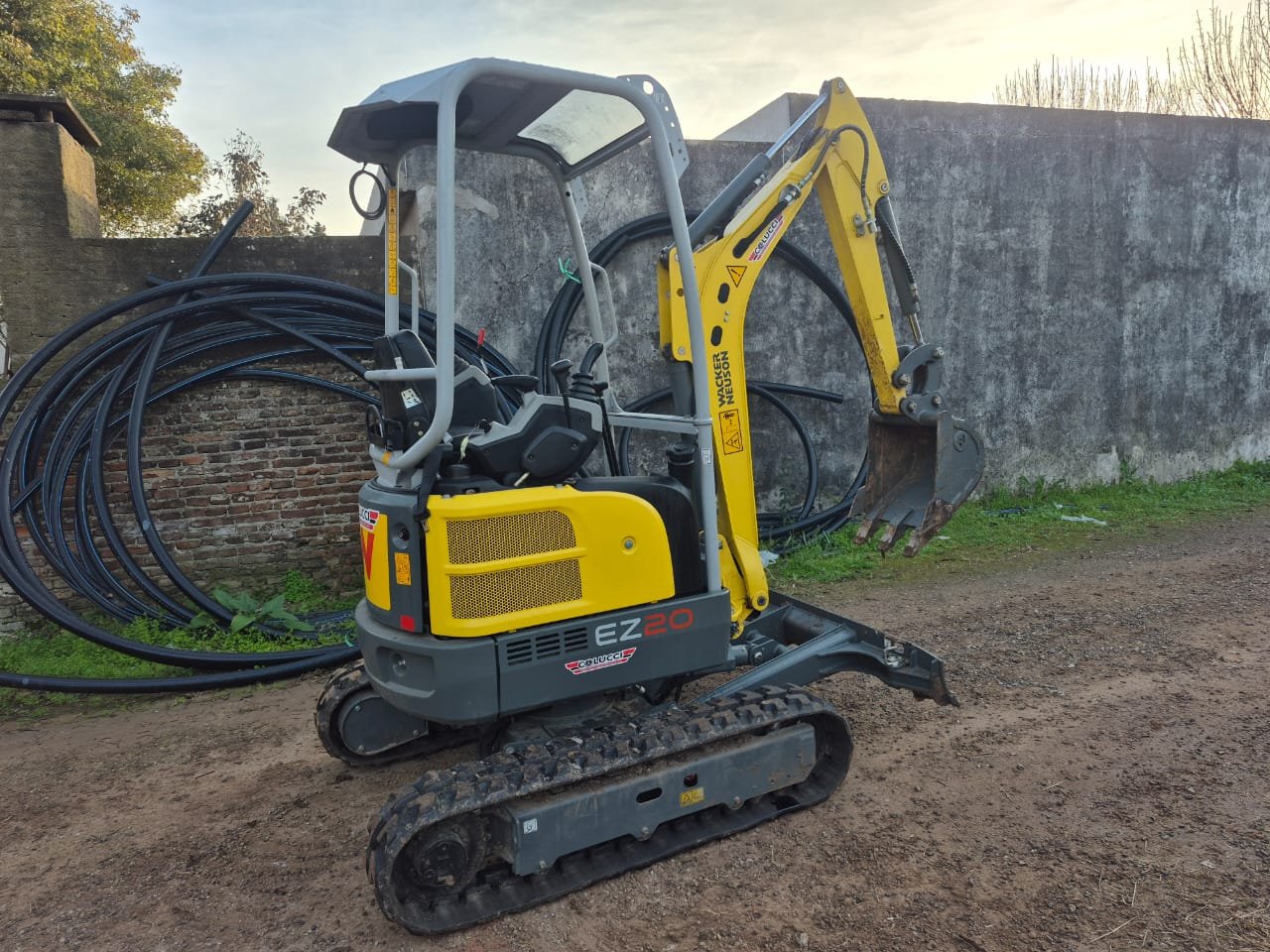 Miniexcavadora sobre orugas inspeccionada