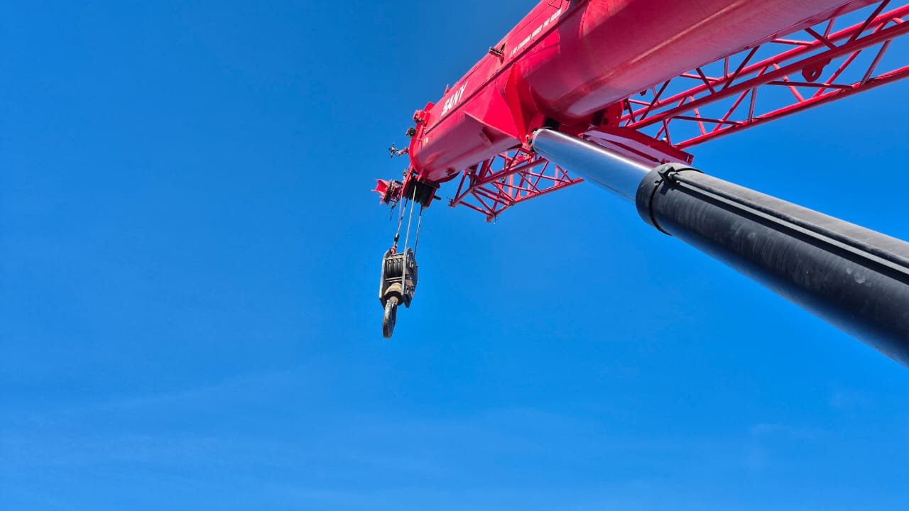 Pluma de grúa recortada contra el cielo