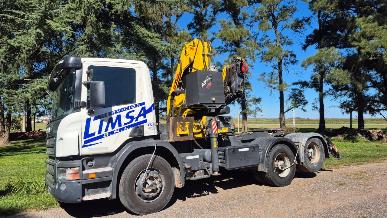 Camión con equipo de izaje en un entorno productivo