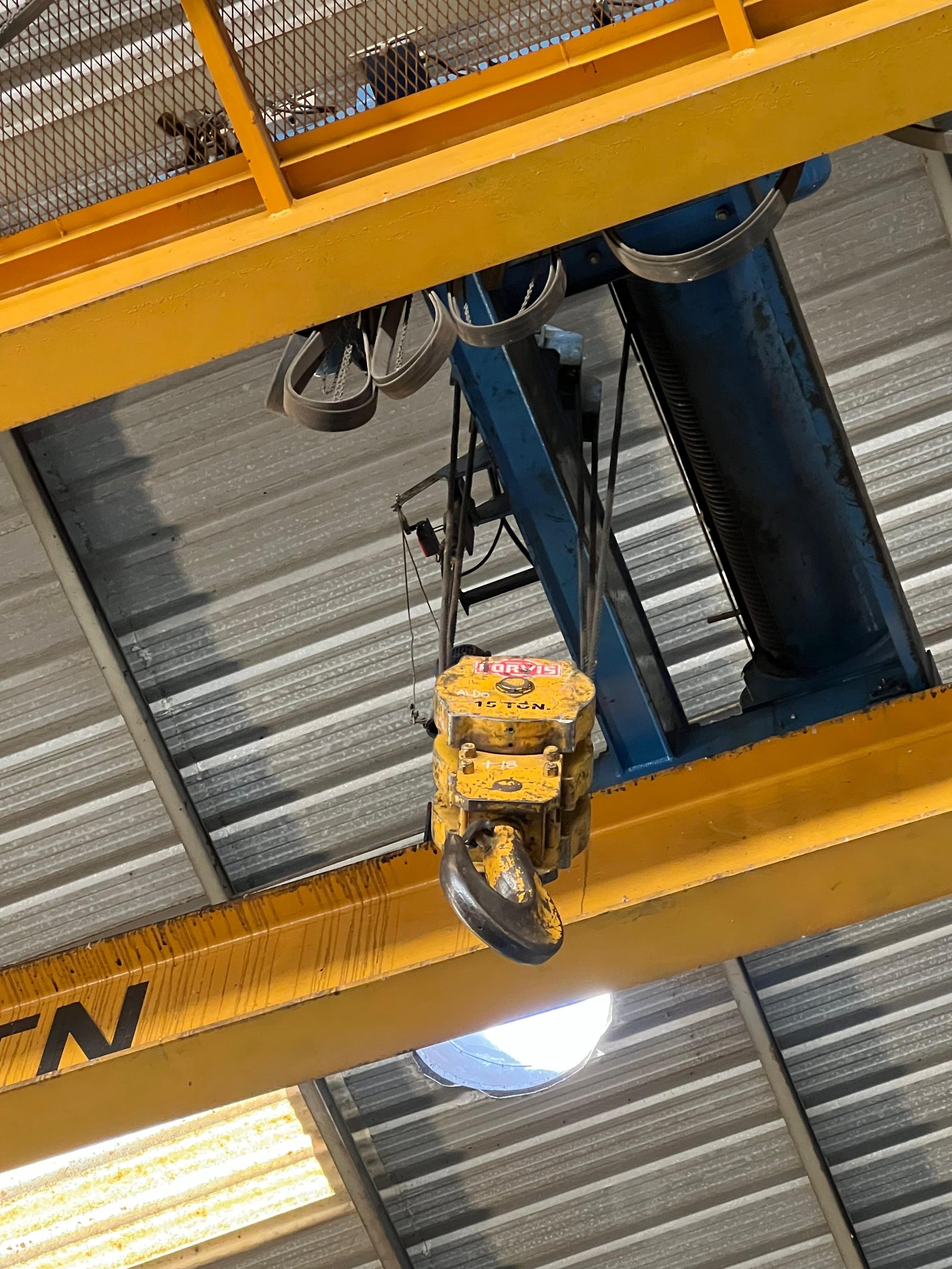 Inspección de un puente grúa dentro de una planta