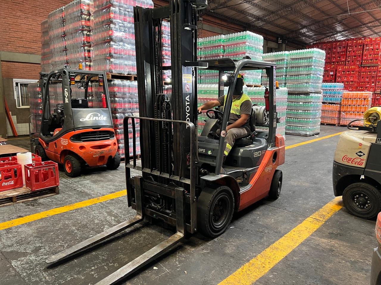 Autoelevadores en operación dentro de una planta industrial